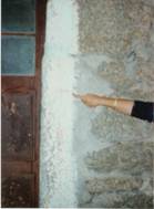 הרבנית מישראל מ"ס מצביעה על מקום 
המזוזה-העקורה, וסימן הצלב שמאז ימי-האינקביזיציה, 
בשער-בית בשכונה-היהודית, 1994